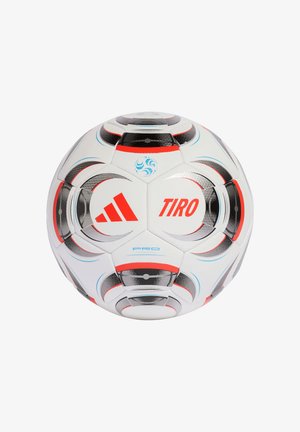Biała piłka piłkarska Adidas z czarnymi, czerwonymi i niebieskimi akcentami, z napisami „TIRO” i „PRO” na panelach.
