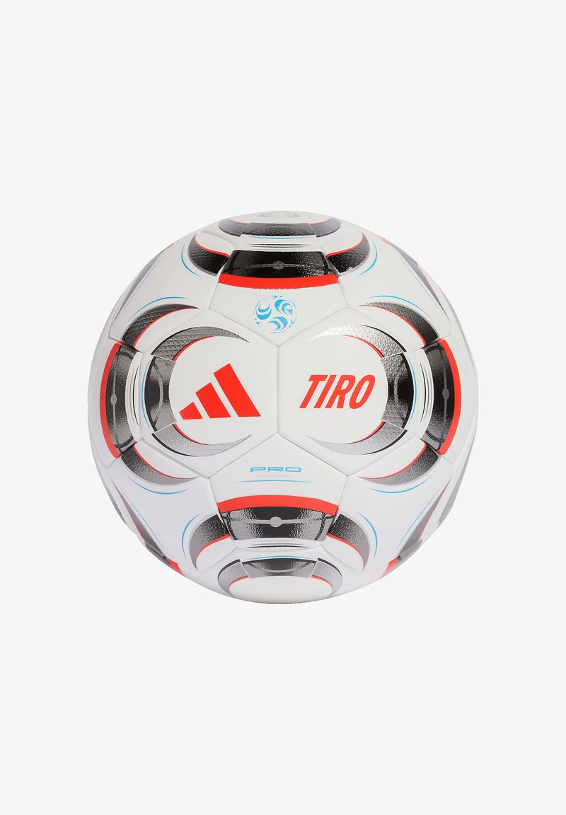 Ballon de football Adidas blanc avec des accents noirs, rouges et bleus, affichant les mots « TIRO » et « PRO » sur ses panneaux.