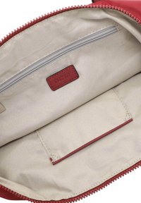 Raudonas krepšys su užtrauktuku, vidus smėlinės spalvos, turi užtrauktuko kišenę ir plokščią kišenėlę. Lygus paviršius su tekstūruota žymės detalė.