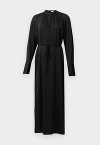 Rochie neagră lungă, cu mâneci lungi, guler rotund mic cu nasture, placket frontal și o curea subțire la talie.