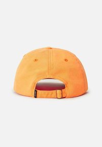 Cappello di cotone arancione con visiera curva, cinturino regolabile sul retro e dettagli di cucitura; presenta fori di ventilazione vicino alla parte superiore.