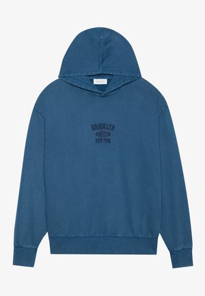 Hanorac albastru cu glugă ajustabilă, cu manșete și tiv din tricot, având brodat pe față "BROOKLYN 1998 NEW YORK" în albastru închis.