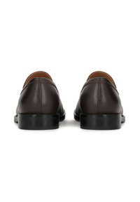 Chaussures en cuir marron à finition lisse, bout arrondi, talon bas noir, et intérieur contrastant en cuir fauve. Design simple et classique.