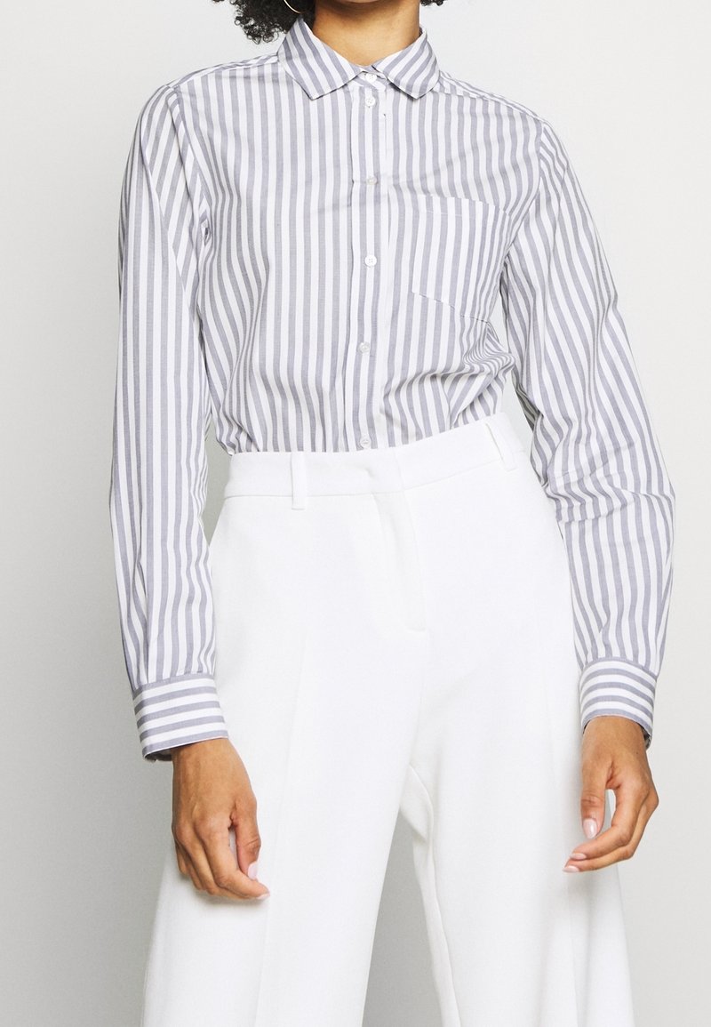 Gestreept overhemd in lichtgrijs en wit, met lange mouwen, een kraag, een enkele borstzak en contrasterende manchetstrepen.