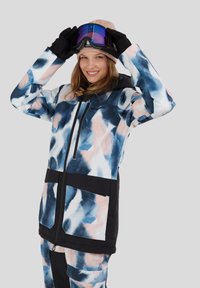 Kolorowa kurtka narciarska z abstrakcyjnym wzorem w niebieskim, białym i brzoskwiniowym kolorze, czarnymi akcentami, zamkiem błyskawicznym z przodu oraz podwójnymi kieszeniami z przodu.