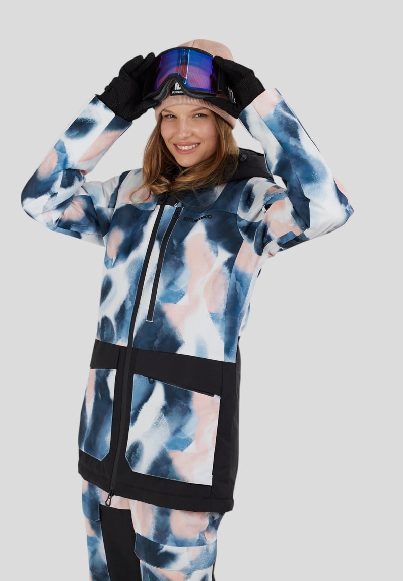 Kolorowa kurtka narciarska z abstrakcyjnym wzorem w niebieskim, białym i brzoskwiniowym kolorze, czarnymi akcentami, zamkiem błyskawicznym z przodu oraz podwójnymi kieszeniami z przodu.