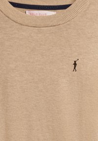 Pull en maille beige avec col rond et petit logo de joueur de polo noir brodé sur la poitrine, étiquette Polo Club visible à l'intérieur du col.