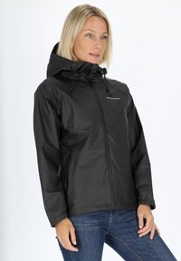 Giacca nera impermeabile con cappuccio, dotata di cordini, zip frontale e due tasche laterali. Tessuto liscio, design leggero.