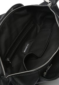 Wnętrze czarnej skórzanej torebki z kieszenią na zamek, otwartą kieszenią wsuwaną oraz widoczną metką marki "MISAKO".