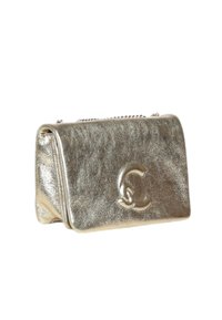 Pochette en cuir doré métallisé avec un logo "C" entrelacé bien visible, forme rectangulaire et finition texturée. Anse chaîne amovible.