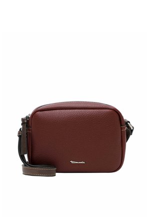 Piccola borsa a tracolla marrone in pelle testurizzata con tracolla regolabile e chiusura con zip.