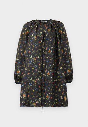 Vestido floral em tecido preto, com padrões de flores coloridas, mangas longas e volumosas, decote franzido e um detalhe de cordão na parte da frente.