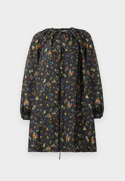 Blomstret kjole i sort stoff, med fargerike blomsterpattern, lange puff-sleeves, en samlet halslinje, og en snoredetalj foran.