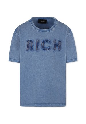 Lichtblauw denim t-shirt met korte mouwen, met het woord "RICH" in gestructureerde donkerblauwe borduursel over de borst. Rond decolleté.