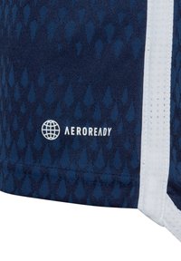 Navy Sportshorts mit strukturiertem Fallmuster, ausgestattet mit einem weißen Seitenpaneel und dem "AEROREADY"-Logo in Weiß.