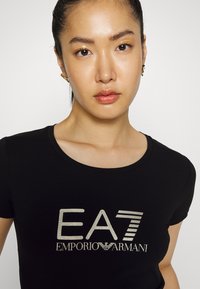 EA7 Emporio Armani Triko s potiskem - black/gold