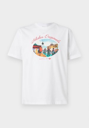 T-shirt blanc Adidas Originals avec une scène de rue colorée de Berlin et les textes « Adidas Originals » et « Berlin » sur le devant.