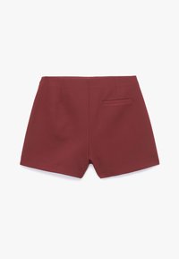 Burgundy lyhytlahkeiset housut, jotka on valmistettu sileästä kankaasta, ja niissä on muotoutuva malli, vyötärö ja yksi takatasku suoran helman kanssa.