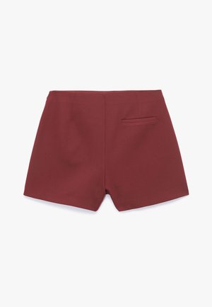 Burgunderfarvede shorts lavet af glat stof, med en skræddersyet pasform, taljebånd og en enkelt baglomme med lige kant.
