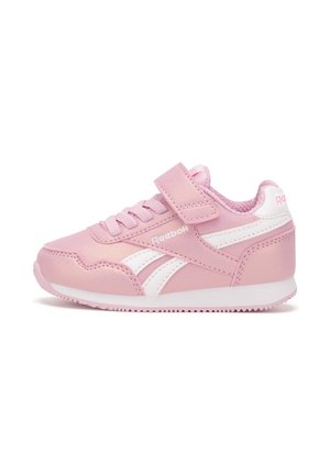 Różowe trampki Reebok z gładką, syntetyczną cholewką, białymi akcentami, paskiem na rzep oraz teksturowaną gumową podeszwą z zaokrąglonym noskiem.