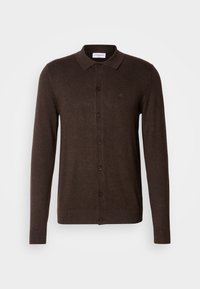 Cardigan marron foncé à manches longues, boutonné, avec col, poignets côtelés et broderie discrète du logo sur la poitrine gauche.