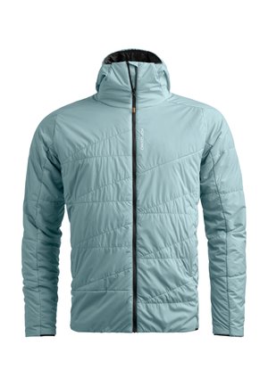 Hellblau isolierte Jacke mit hohem Kragen, Vorderzipper und diagonaler Steppung. Besitzt schwarze Akzente an Reißverschluss und Bündchen.