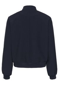 Tumesinine sweatshirt kõrge kaelusega, soonikkoes mansetid ja äär. Sile tekstuur, lihtne disain ja puuduvad nähtavad mustrid või aktsendid.