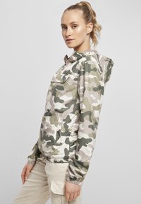 Urban Classics Neperpučiamoji striukė - duskrose camo