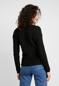 NA-KD Sweter