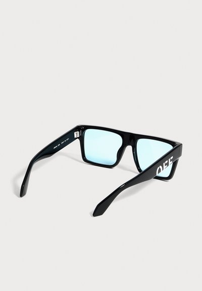 Lunettes de soleil rectangulaires noires avec des verres bleu clair et le texte blanc « OFF » sur la branche droite, vues sous un angle arrière.