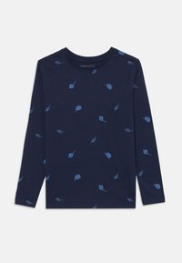 Marineblå langermet t-skjorte laget av bomull med rund hals, prydet med et mønster av lyseblå blader spredt over stoffet.