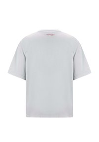 Světle šedé bavlněné tričko s krátkými rukávy, kulatým výstřihem a malým červeným logem na zadní straně blízko límce.