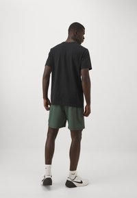 Nike Performance FORM SHORT - Pantalón corto de deporte - vintage green/black