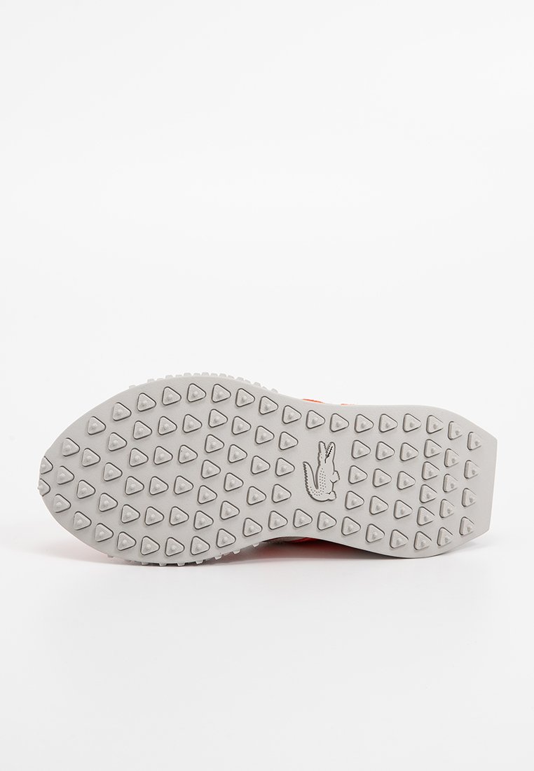 Het product heeft een grijze rubberen zool met een driehoekig profiel, een textuur oppervlak en een reliëf logo-detail. De bovenkant is niet zichtbaar.