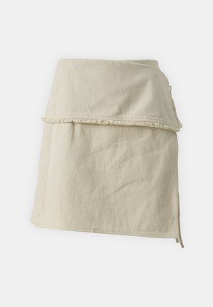 Saia envolvente bege, feita de algodão, com um design em camadas, barra desfiada e cordões laterais para ajuste. Textura suave em toda a peça.