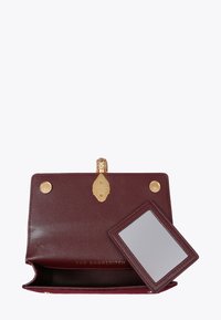 Bordowa skórzana torebka z złotym zapięciem na zatrzask, z lusterkiem w etui z dopasowanej skóry w środku.