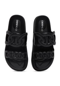 Chanclas negras con dos correas de cadena texturizadas, que presentan un acabado brillante. Material suave, plantilla contorneada y diseño de suela plana.