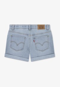 Hellblaue Jeansshorts mit umgeschlagenem Saum, ausgestattet mit Gesäßtaschen mit gesticktem Design und einem Markenlederfleck am Bund.