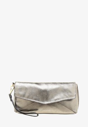 Metaliczna srebrna skórzana torebka w kształcie koperty, z złożoną klapą i paskiem na nadgarstek do noszenia.