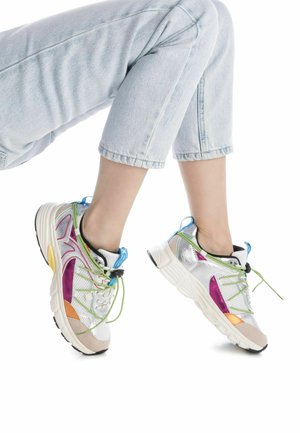 Sneaker colorati con accenti metallici argento e viola, tomaia in rete, forma arrotondata e lacci verdi. Suola in gomma leggera.