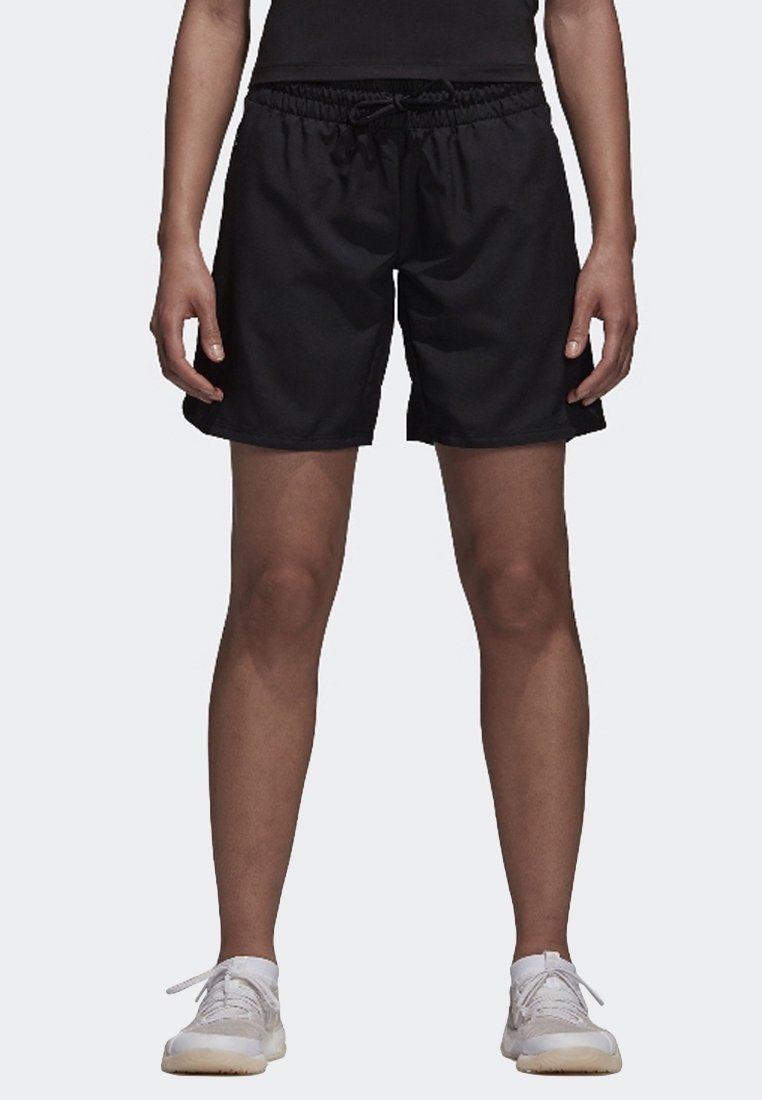 Shorts de sport noirs avec une ceinture élastique et un cordon de serrage, offrant une texture légère et lisse ainsi qu'une coupe décontractée.