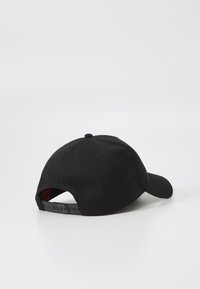 Svart bomullsbasketcaps med buet skjerm, snapback-lukking og en teksturert finish med ventilasjons åpninger på sidene.