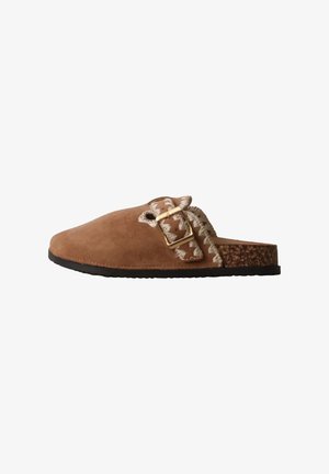 Brune ruskind slip-on træsko med vævet cremefarvet kant, guldbeslag og korksål med sort gummibund.