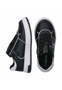 Sneakers neri con accenti bianchi, realizzati in materiale sintetico. Caratterizzati da una punta tonda, chiusura con lacci e suola in gomma testurizzata.