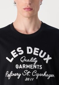 Les Deux BARRY  - Apdrukāts T-krekls - black