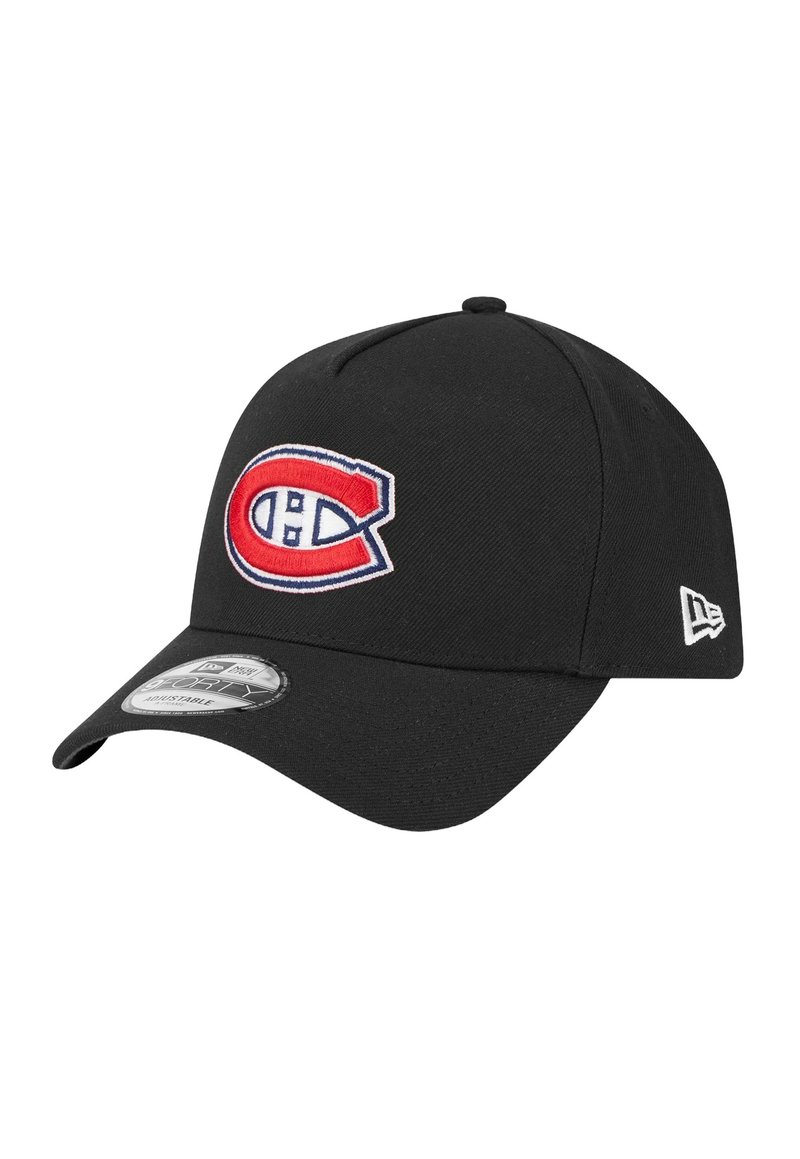 Casquette de baseball noire en tissu avec une sangle ajustable. Présente un logo rouge et blanc brodé à l'avant et une visière courbée.