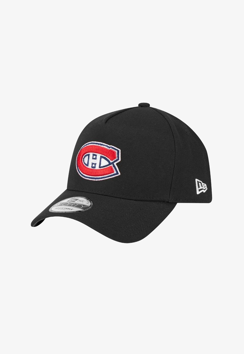 Casquette de baseball noire en tissu avec une sangle ajustable. Présente un logo rouge et blanc brodé à l'avant et une visière courbée.