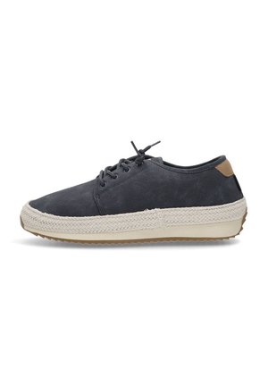 Zapatilla casual azul marino con cordones, suela media de mimbre beige, suela de goma y parche de cuero marrón en el talón, mostrada en perfil lateral.