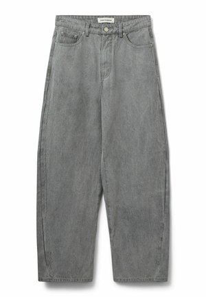 Široké sivé rifle z džínsoviny s vyblednutou štruktúrou, dizajn s piatimi vreckami a zapínaním na zips. Má viditeľné švy a značkovú štítkovú pásku na páse.