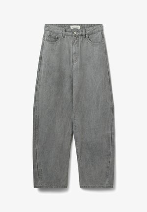 Laiade hallid teksapüksid tuhmunud tekstuuriga, viie taskuga ja luku esiletõmblusega. Omavad nähtavat õmblustööd ja bränditud vöökohamärget.